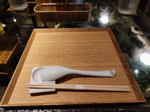 Japanese Ramen Noodle Lab Qのテーブル