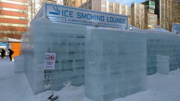 さっぽろ雪祭り「氷の喫煙所」