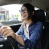 函館市内をドライブ中の女性