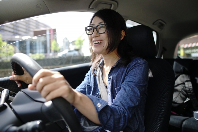 函館市内をドライブ中の女性