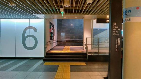 札幌駅前通地下歩行空間（チカホ）6番出口（北2条交差点）