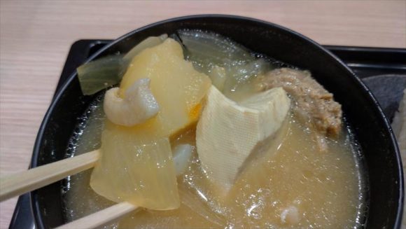 札幌駅ランチおすすめ「おにぎりのありんこ」のとん汁