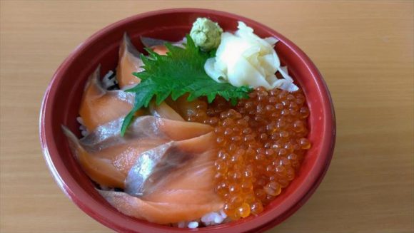 魚や一丁の「サーモンとイクラの親子丼」（1680円）