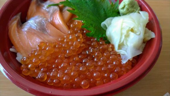 魚や一丁の「サーモンとイクラの親子丼」（1680円）