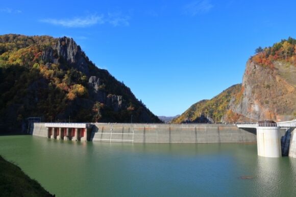 ダム側から見た豊平峡ダム堤体
