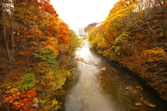 二見吊橋 から撮影した定山渓の紅葉