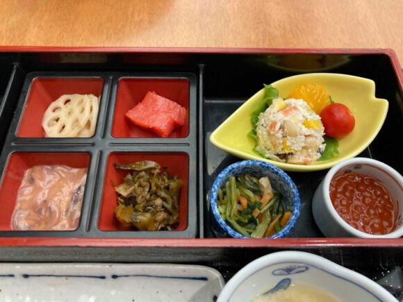 マイステイズプレミア札幌パークの朝食（うなぎ 仲じまの和定食・海鮮丼）