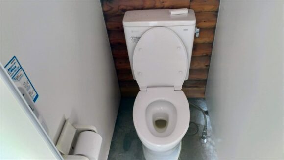 厚田キャンプ場のフリーサイトAの水洗トイレ