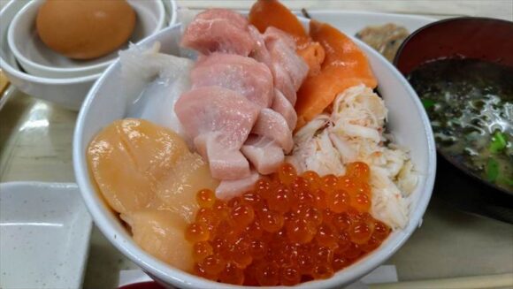 魚や がんねん（二条市場）おすすめ海鮮丼「6色丼」