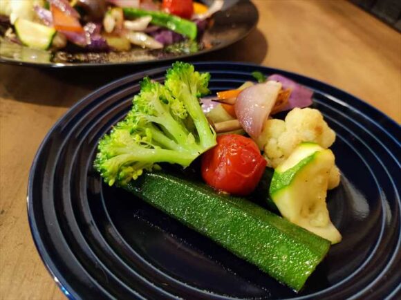 ニシジンカレー（札幌東区）おすすめ「真空瞬間蒸し彩り温野菜のサラダ」
