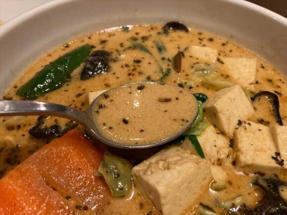 スープカリーキングおすすめ人気②粗挽きラムと豆腐のニラキーマカリー