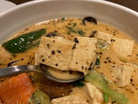 スープカリーキングおすすめ人気②粗挽きラムと豆腐のニラキーマカリー