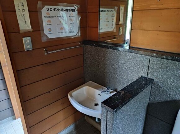 湯の沢水辺公園（北斗市）のトイレ