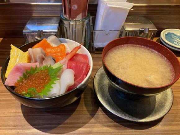 回転寿司ぱさーる（すすきの）おすすめ海鮮丼（1700円）