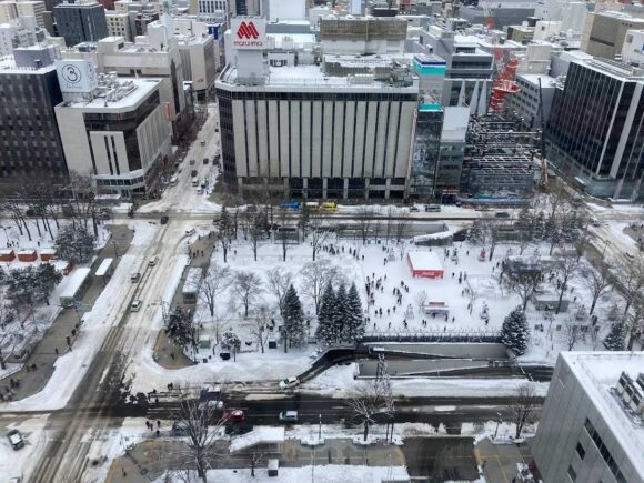 さっぽろ雪祭り中に開放される札幌市役所19階展望回廊