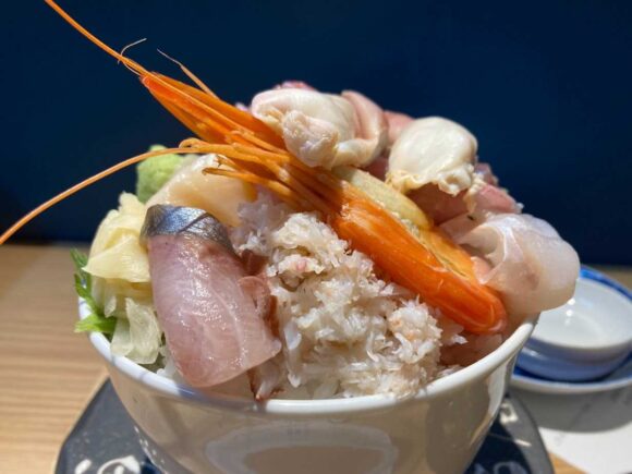 シハチ鮮魚店おすすめ人気海鮮丼①名物10種海鮮丼