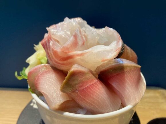 シハチ鮮魚店おすすめ人気海鮮丼③旬の日替わり3色丼