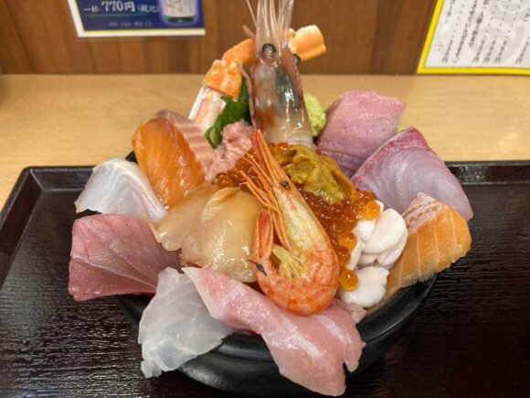 魚屋の台所（二条市場）おすすめ人気①おまかせ海鮮丼（上）3300円