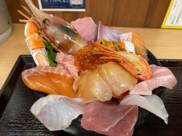 魚屋の台所（二条市場）おすすめ人気①おまかせ海鮮丼（上）3300円