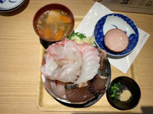 シハチ鮮魚店おすすめ人気海鮮丼③旬の日替わり3色丼