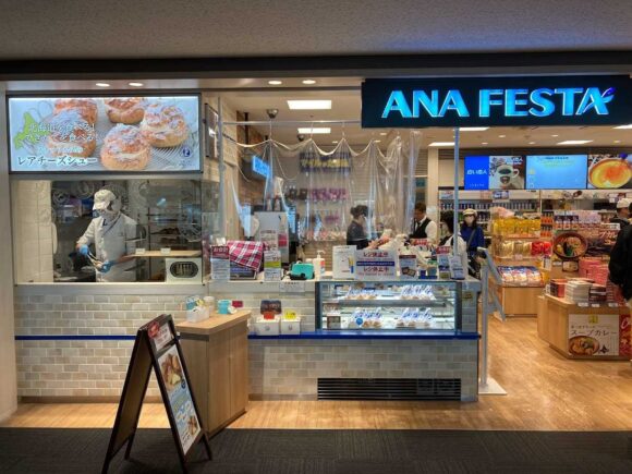 新千歳空港スイーツおすすめ人気「スナッフルスのレアチーズシュー（ANA FESTA 7番ゲート店）」