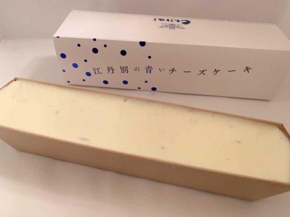 新千歳空港お土産おすすめ「江丹別の青いチーズケーキ」（Wine & Cheese 北海道興農社）