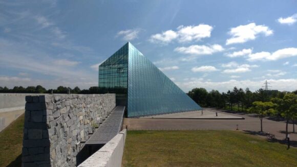 モエレ沼公園おすすめ①ガラスのピラミッド「HIDAMARI」