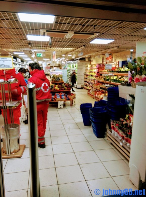 テルミニ駅のスーパーマーケットCONADの位置は
