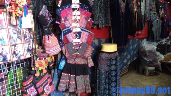 モン族市場の子供用民族衣装